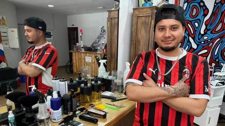 José Luis Noceda, el barbero que empezó cortando el pelo en casa y acabó creando su propio estilo en Luarca