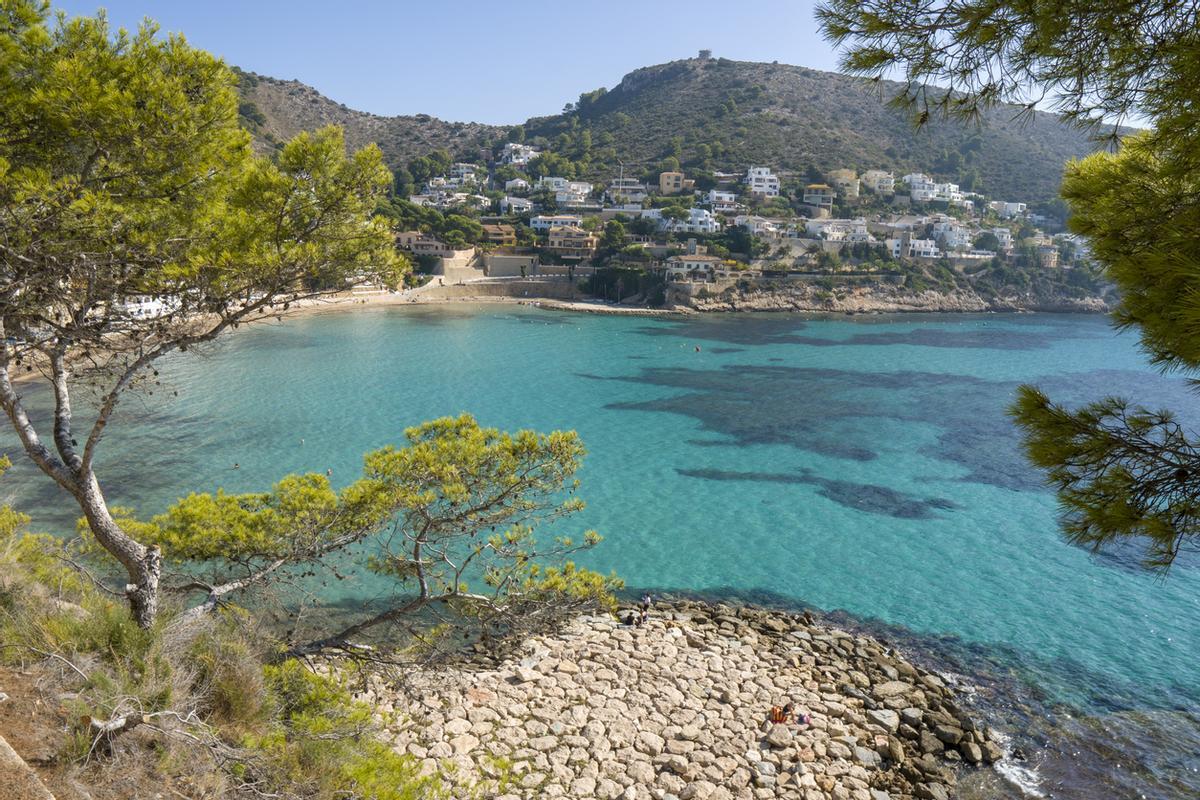 Es un pequeño puerto mediterráneo rodeado de calas y casitas blancas