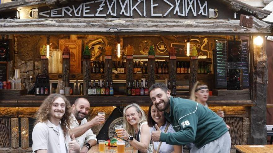 Viaje culinario por los puestos del mercado de Avilés: gyros, kebab, pulpo o cervezas artesanas