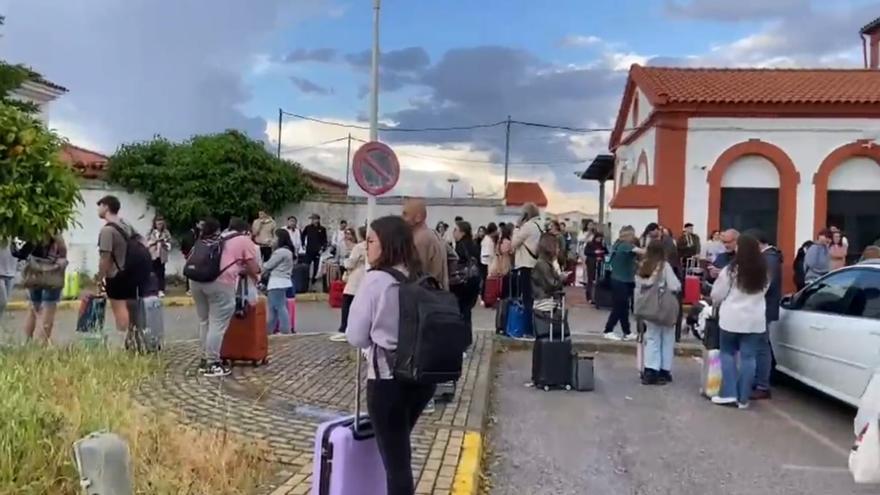 Ocho horas en tren de Sevilla a Plasencia: &quot;No somos pasajeros de segunda por usar el bono de 20 euros&quot;