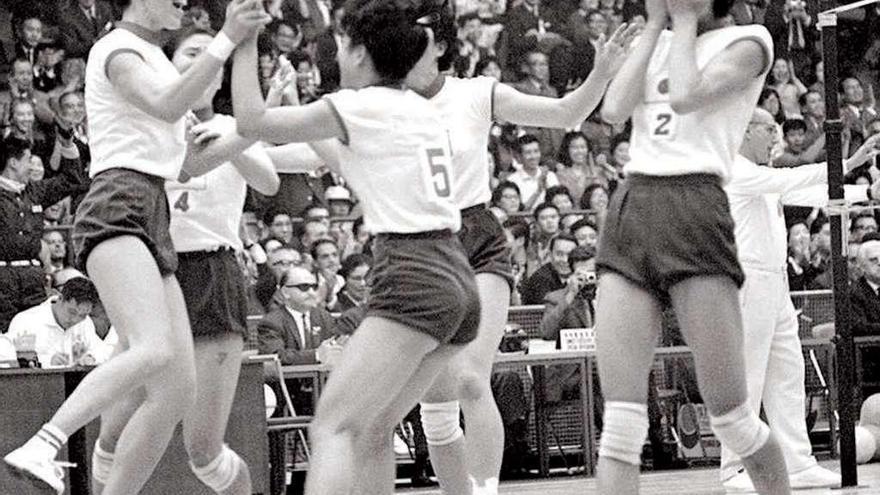 Las jugadoras, con Kasai a la izquierda, celebran el último punto de la final.