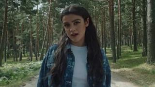 La cantante Amaia, atropellada por un coche para una campaña de la DGT