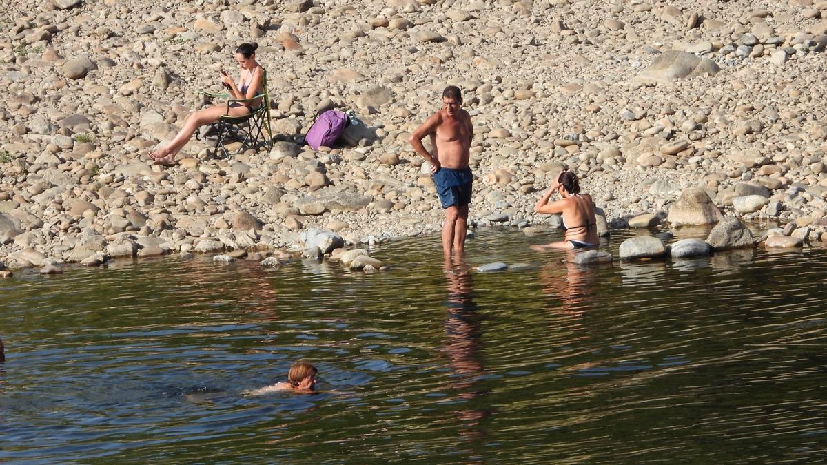 Un baño en el Miño, uno de los refugios contra el calor en Ourense.