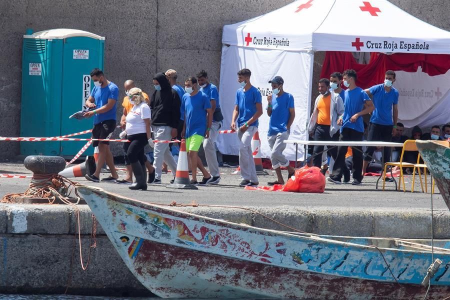 La Cruz Roja monta 17 carpas para acoger a 332 inmigrantes