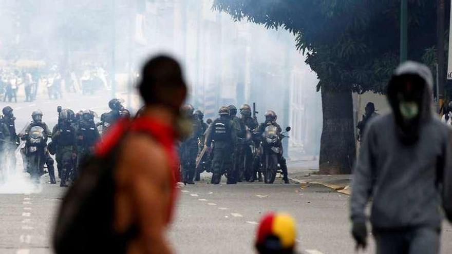 Manifestantes opositores se enfrentan a agentes en Caracas. // Reuters