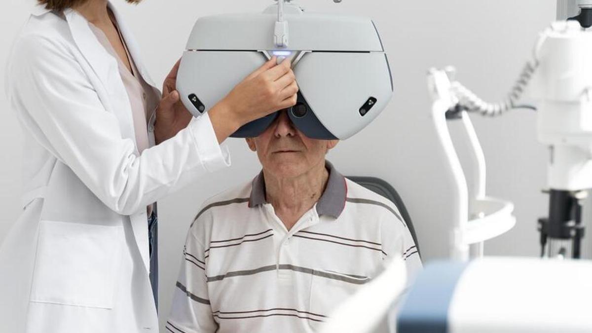 Un paciente en la consulta de un oftalmólogo.