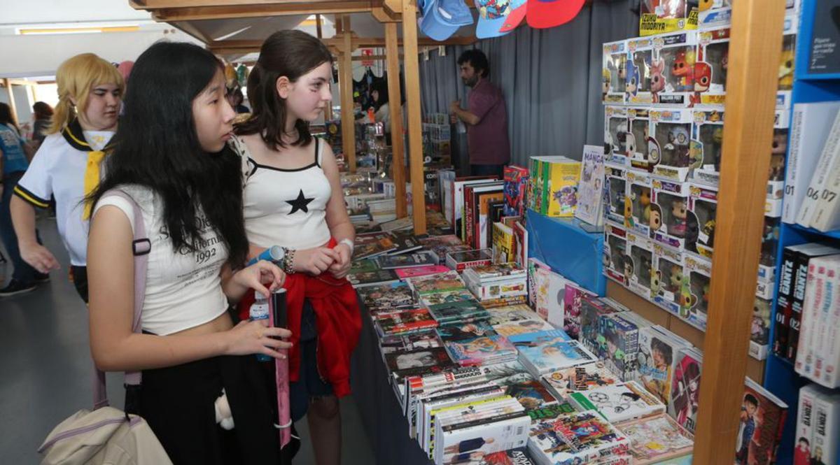 Puestos de venta de mangas, en el alto de la Praza de Abastos.   | // S.A.