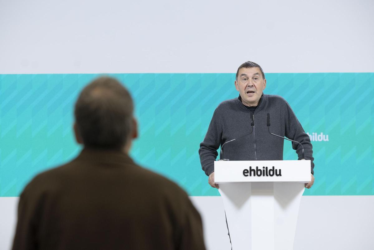 El coordinador general de EH Bildu, Arnaldo Otegi, este lunes en San Sebastián ofreciendo una rueda de prensa.