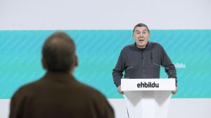 El coordinador general de EH Bildu, Arnaldo Otegi, este lunes en San Sebastián ofreciendo una rueda de prensa. 