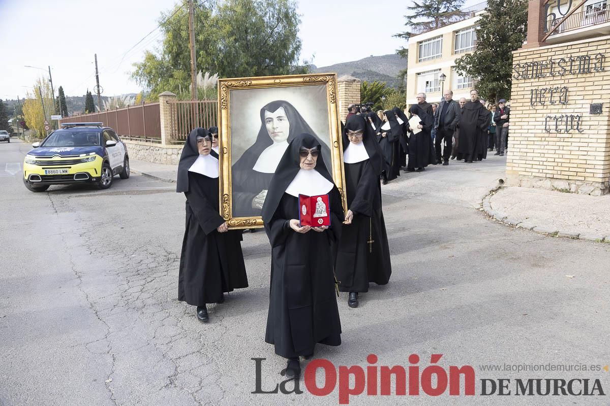 Así ha sido el traslado del cuatro y la reliquia de Santa Teresa de Jornet desde el Asilo hasta la Parroquia de la Concepción en Caravaca