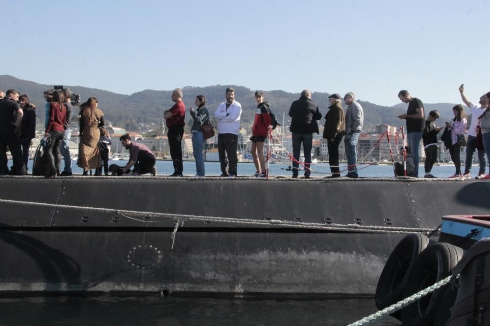 Un submarino de guerra al alcance de la mano en Marín. // S. Álvarez