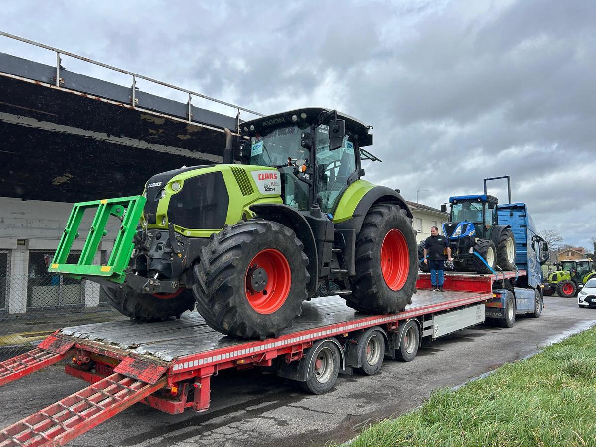 Uno de los tractores, sobre un camión de transporte.