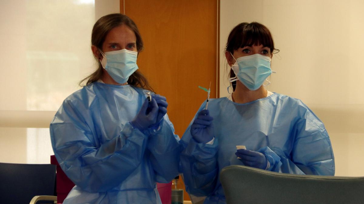 Les professionals que van administrar les primeres dosis de la vacuna contra el coronavirus a la regió sanitària del Camp de Tarragona