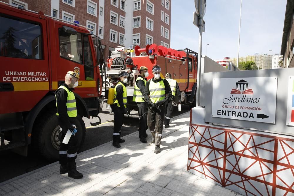 La UME desinfecta el centro de mayores de Jovellanos