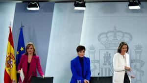 La ministra Portavoz, Isabel Rodríguez, junto a la ministra de Educación y Formación Profesional, Pilar Alegría, y la ministra de Industria, Comercio y Turismo, Reyes Maroto, este lunes, tras la reunión del Consejo de Ministros.