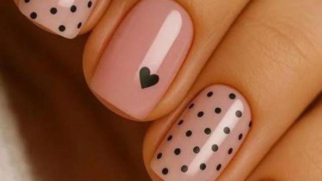 Y sí, los lunares también han llegado a la manicura este 2026 | PINTEREST