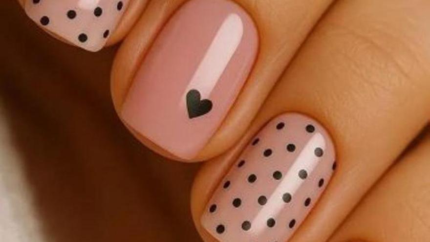 Y sí, los lunares también han llegado a la manicura este 2026