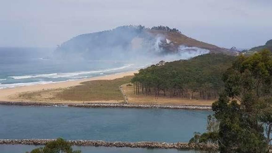 Humo en la zona del incendio, en Rodiles.