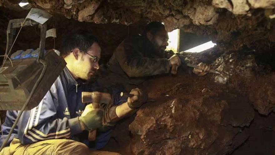 Una exposición muestra la historia de las excavaciones de la cueva cacereña de El Conejar