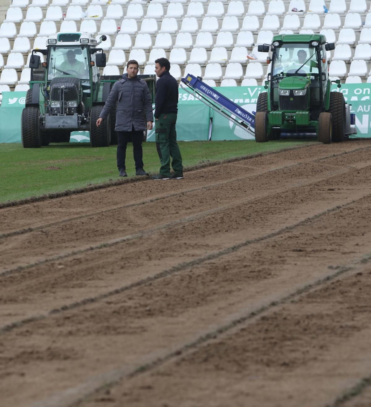 Comienzan los trabajos para cambiar el cesped de El Arcángel