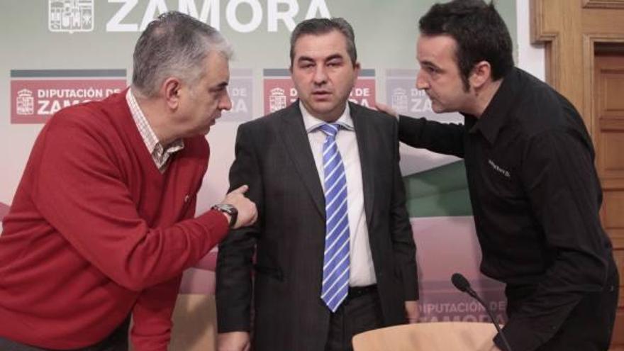 Santiago Nieto (izquierda), Santiago Lorenzo (centro) y Luis de Mena (derecha), durante la presentación del Torneo.