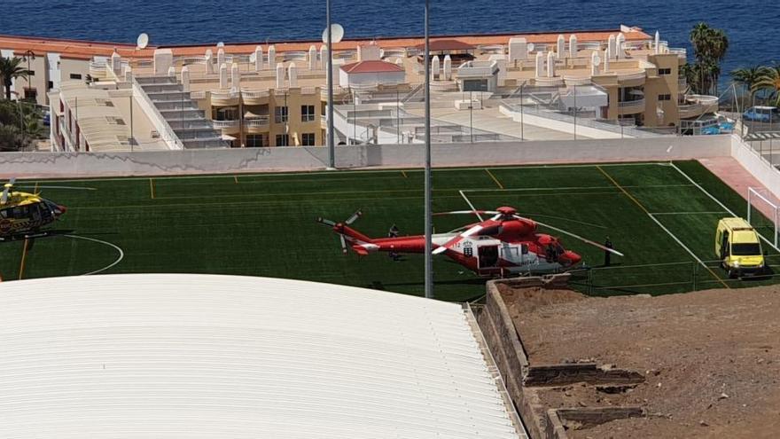 Helicópteros en el campo de fútbol de Puerto de Santiago