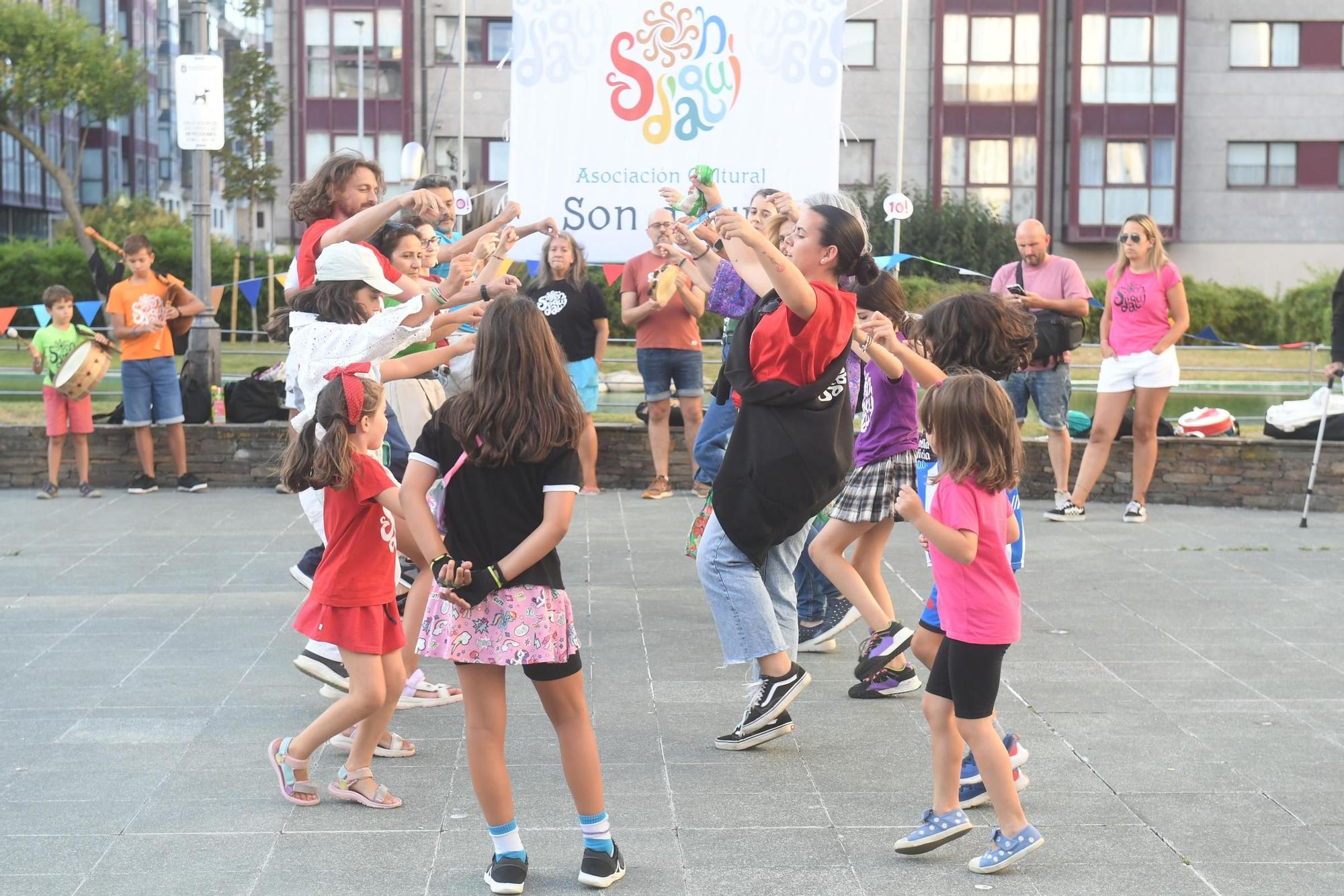 La Asociación cultural Son d’aquí celebró su décimo aniversario en la plaza de los Abuelos de Monte Alto