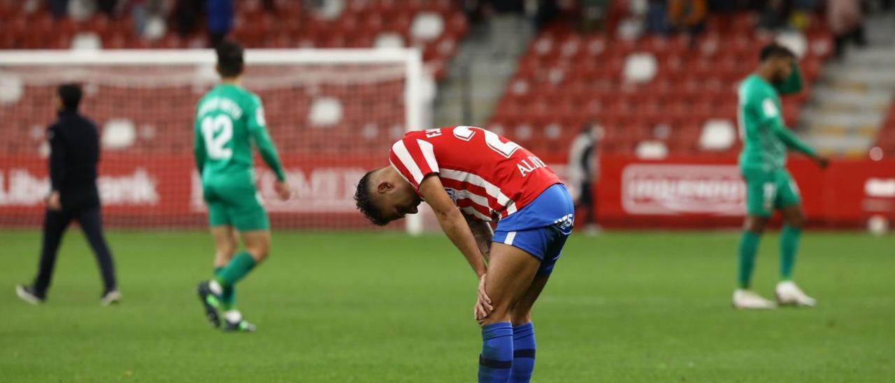 Fran Villalba, agotado al final del partido ante el Almería. | Juan Plaza