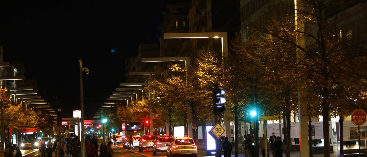 El Ayuntamiento de Zaragoza cambiará las luminarias de las farolas del paseo Independencia por otras más eficientes para ahorrar luz.