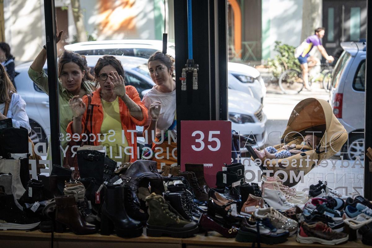 Ambiente en el outlet efímero de la cadena de zapaterías Casas, que ofrece descuentos en marcas como Converse, Aro o Camper, en Barcelona, el 22 de octubre de 2025.