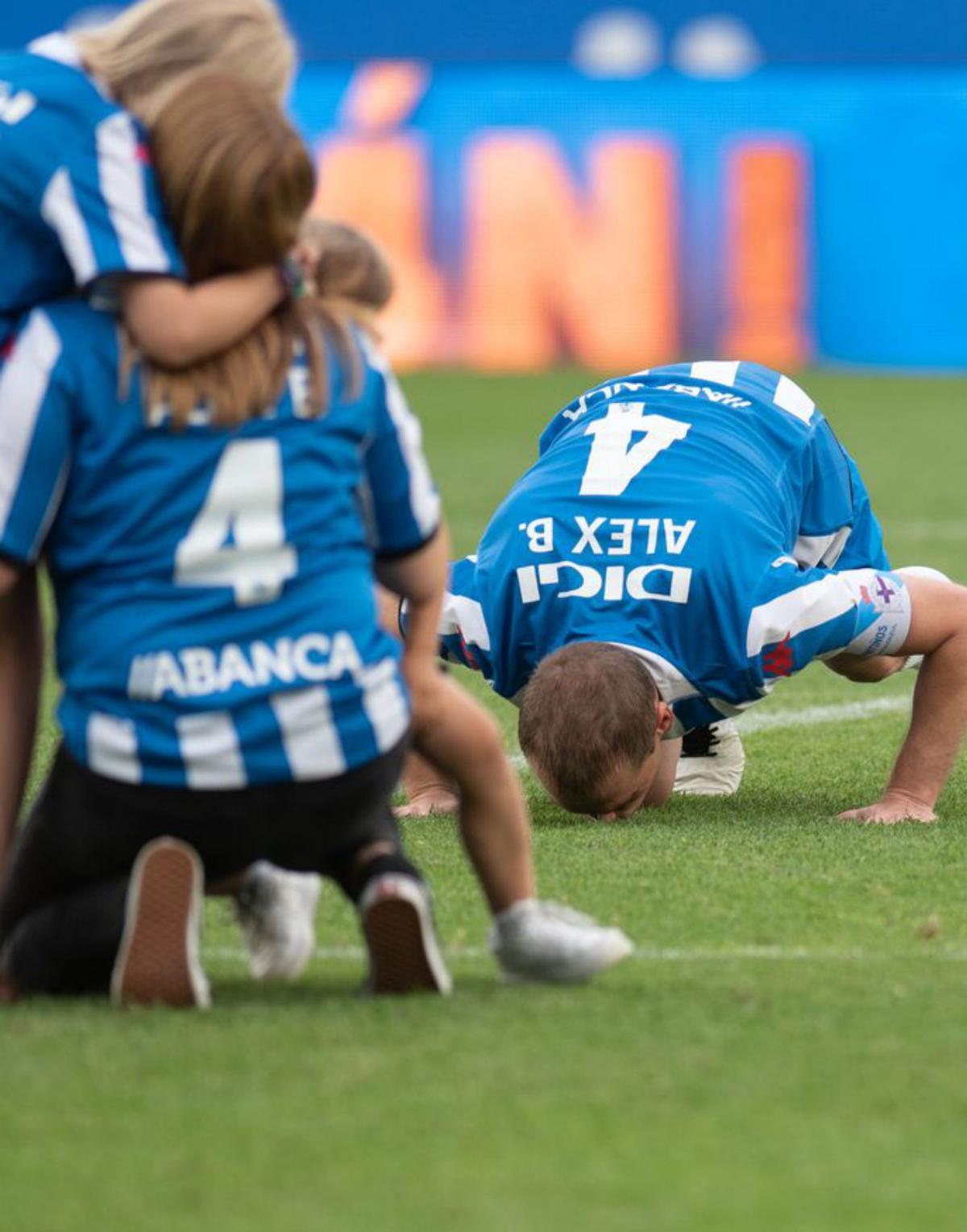 Álex Bergantiños, con sus hijos, recibe un gesto de cariño de Pablo Martínez mientras recorre el pasillo de honor. |  // CASTELEIRO//ROLLER AGENCIA