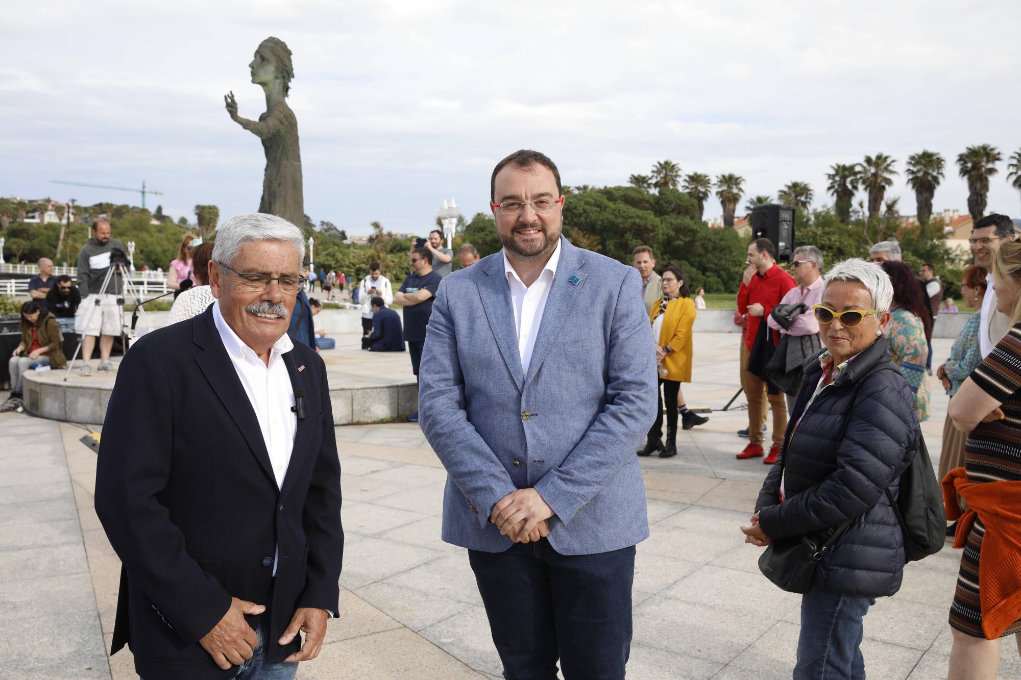 EN IMÁGENES:  Así fue el homenaje a los exiliados por la Guerra Civil y la posterior represión franquista organizado por los socialistas de Gijón junto a la estatua de "La Madre del Emigrante"