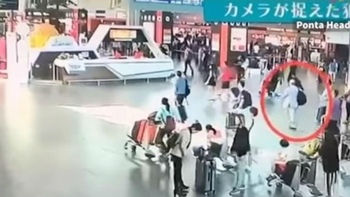 El círculo rojo muestra a Kim Jong-nam en el aeropuerto de Kuala Lumpur, en el vídeo difundido por Fuji TV.