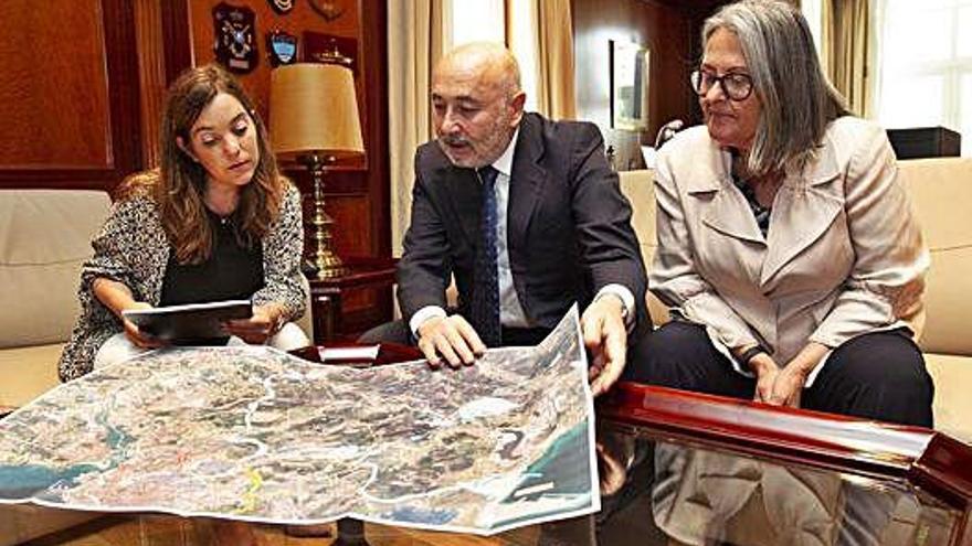 Inés Rey, Javier Losada y Pilar López-Rioboo, ayer en una reunión de trabajo en la Delegación del Gobierno.