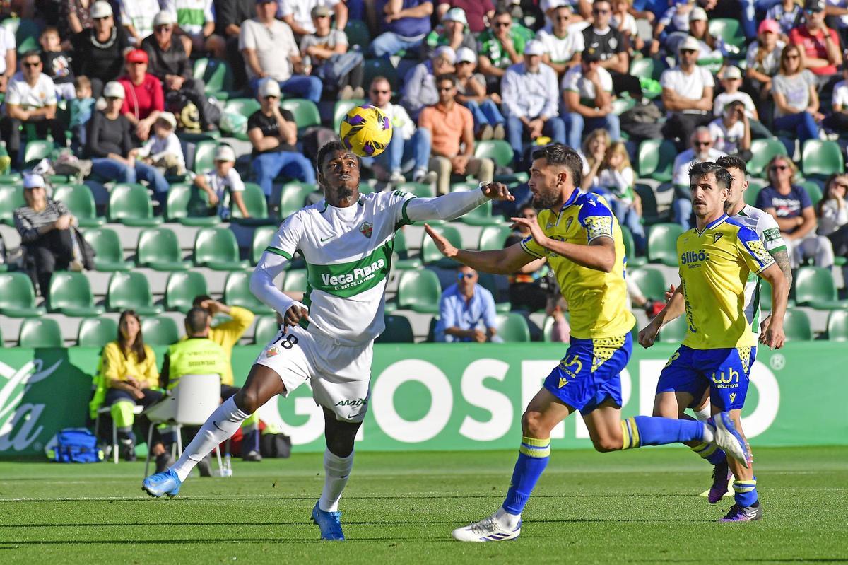 Imagen del duelo entre Elche y Cádiz de la primera vuelta