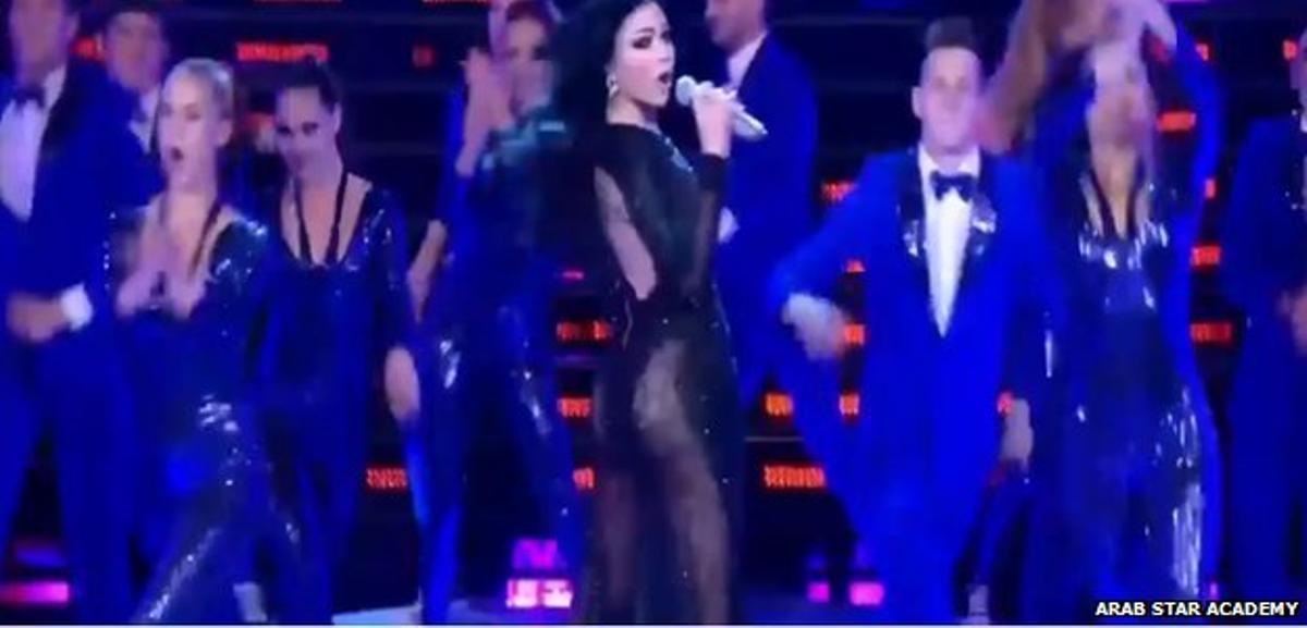 Actuació de Haifa Wehbe a l’Star Accademy que ha aixecat una gran polèmica pel vestit que portava.