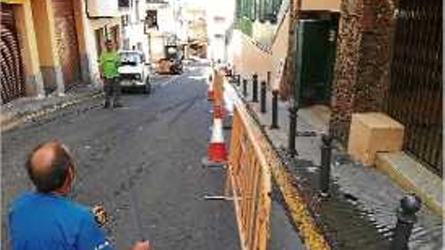 Una imatge de la preparació de les obres en la vorera que s&#039;ampliarà.