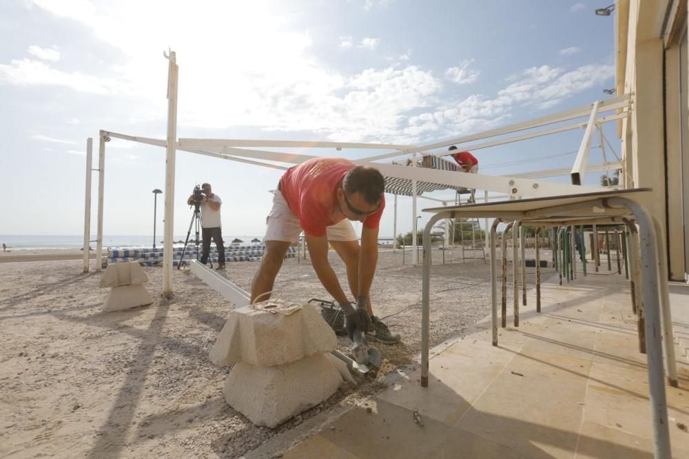 Desmontaje de las terrazas de ocho restaurantes de Pinedo y el Saler.