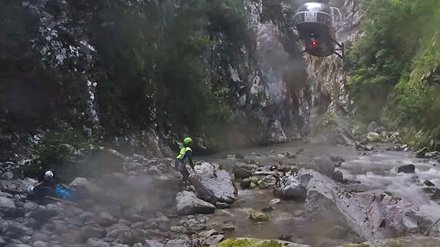 El helicóptero de la Guardia Civil baja hasta el Cares para rescatar al montañero perdido. | Avigamo Films