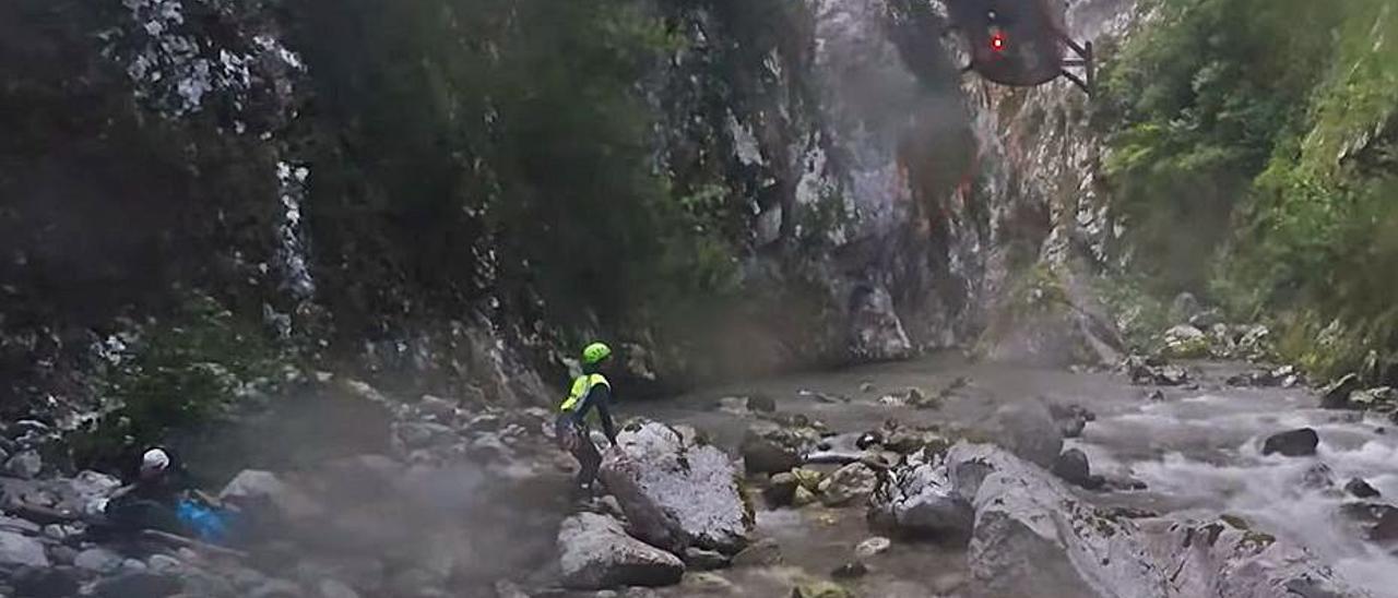 VÍDEO: Las impresionantes imágenes del peligroso rescate de un montañero en el cañón del Cares