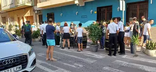La persona tiroteada en pleno centro de Torrevieja este domingo recibe asistencia de la Guardia Civil