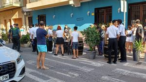 La persona tiroteada en pleno centro de Torrevieja este domingo recibe asistencia de la Guardia Civil