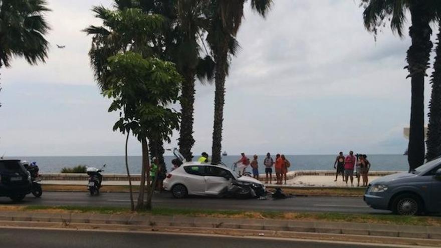 Imagen del vehículo que ha impactado contra una palmera del paseo marítimo Pablo Ruiz Picasso