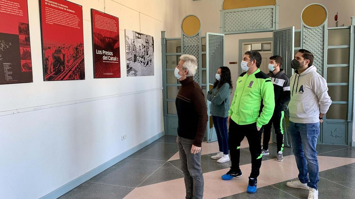 El alcalde, Francisco Guerrero, recorre la exposición 'Los presos del canal'.