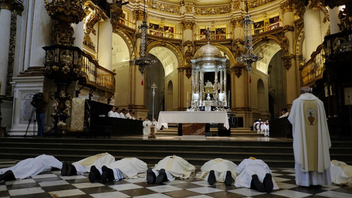 El arzobispo de Granada se postra ante el altar para pedir perdón por los 'escándalos'