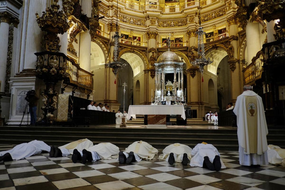 L’arquebisbe de Granada es postra davant l’altar per demanar perdó pels ’escàndols’