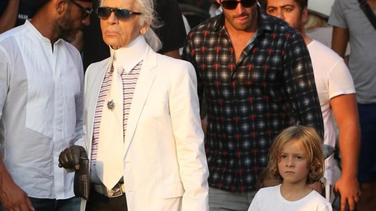 Karl Lagerfeld, con su ahijado Hudson Kroenig y, detrás, el padre de este, Brad Koenig.