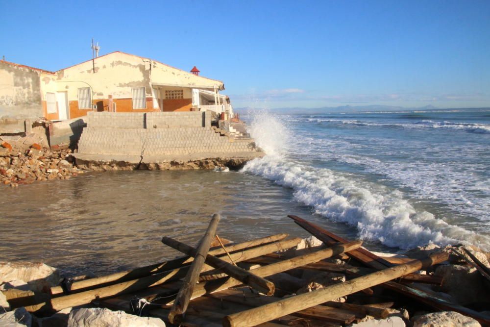 Las casas sufren derrumbes y el mar destruye porches y aceras y abre grandes socavones