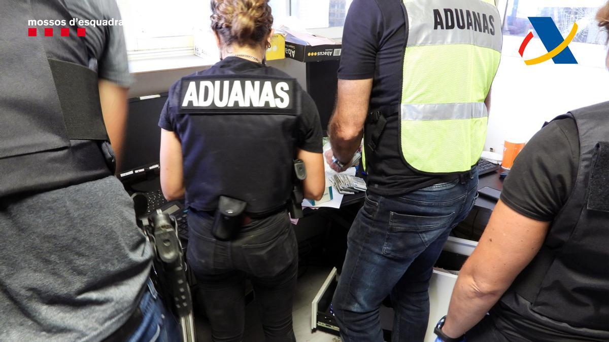 Agents dels Mossos d&#039;Esquadra i Vigilància Duanera durant l&#039;operació policial