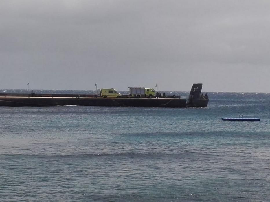 Traslado de un menor lesionado en el muelle de Arinaga